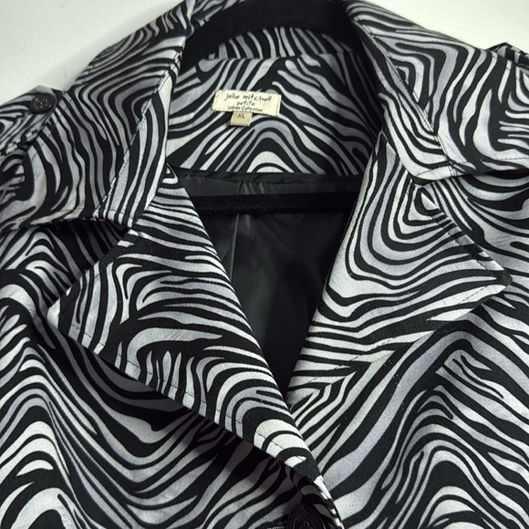 Stylish Julie Mitchell Zebra Print Women's Coat size XL petite - Picture 3 of 12